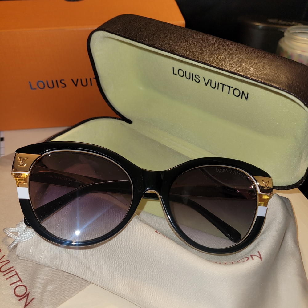 Louis Vuitton Elegant Black and Gold Sunglasses - Picture 2 of 6